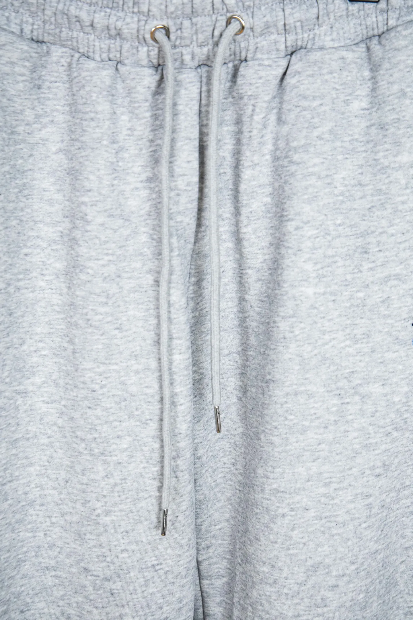 🅿️200 Style No.: M211 Ralph Lauren Ralph Lauren suit sweatpants. Pure cotton treated with anti-static technology. Does not stain dust and has no loose hair. The elastic waist is used with a drawstring. Very body-friendly. The cotton is comfortable and soft. The upper body is casual and free. Regular beveled double pockets on both sides. The white brand logo on the left trouser leg collides with the black of the trousers. Although it is small, it is quite recognizable. The brand adds a young and fashionable atmosphere to the original sense of luxury. It can be called a cold-proof weapon. A simple base layer is enough to resist the severe cold, making it more fluffy and warm. Color: Gray, Black, Navy SIZE: S-XL